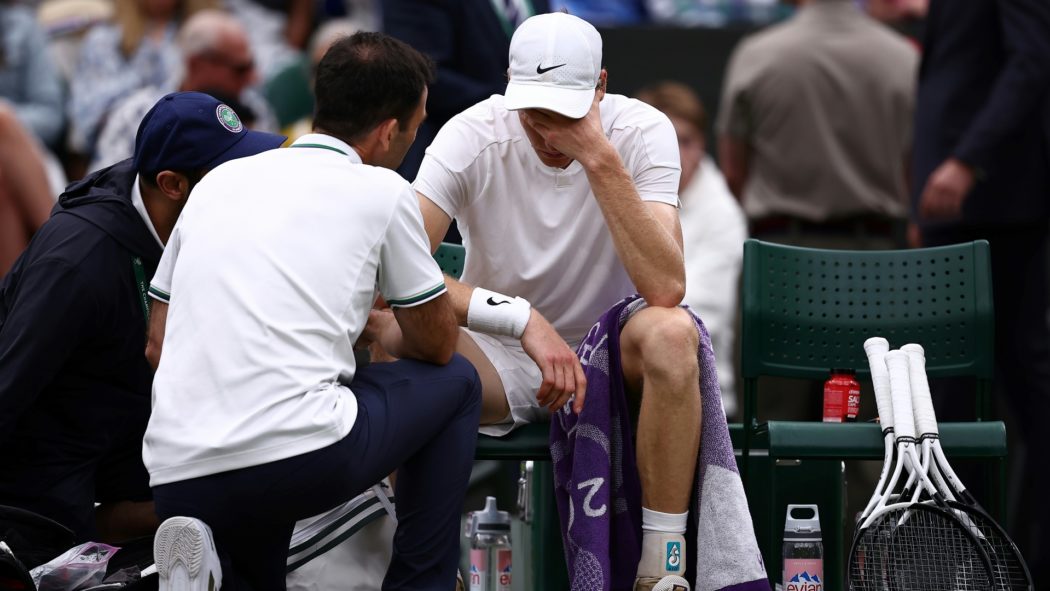 Jannik Sinner bei einer medizinischen Auszeit
