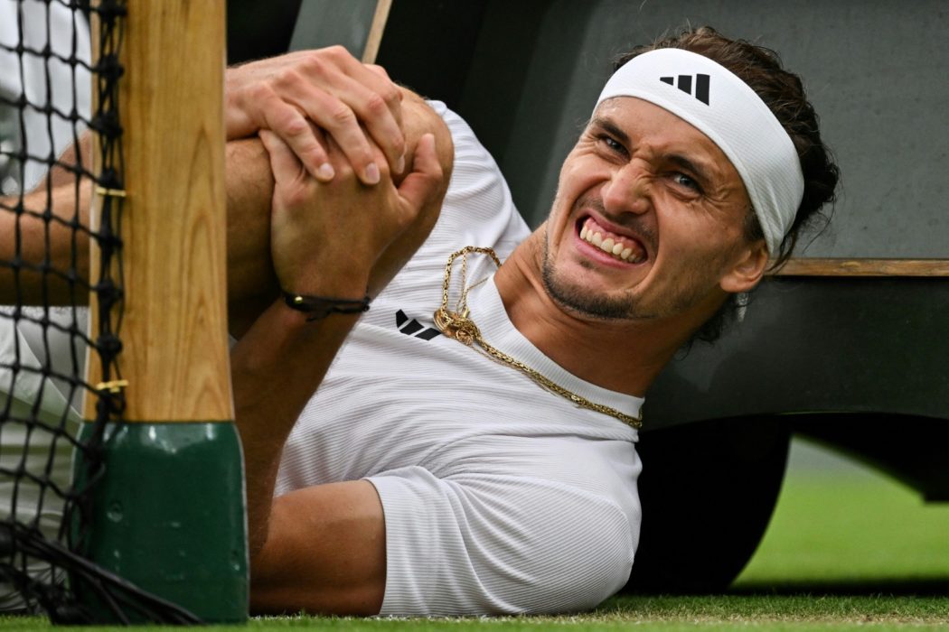 Alexander Zverev hält sich das Knie