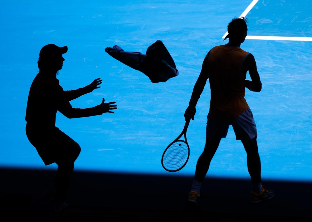 Rafael Nadal wirft das Handtuch zu einem Balljungen Silhouette von oben *** Rafael Nadal throws th