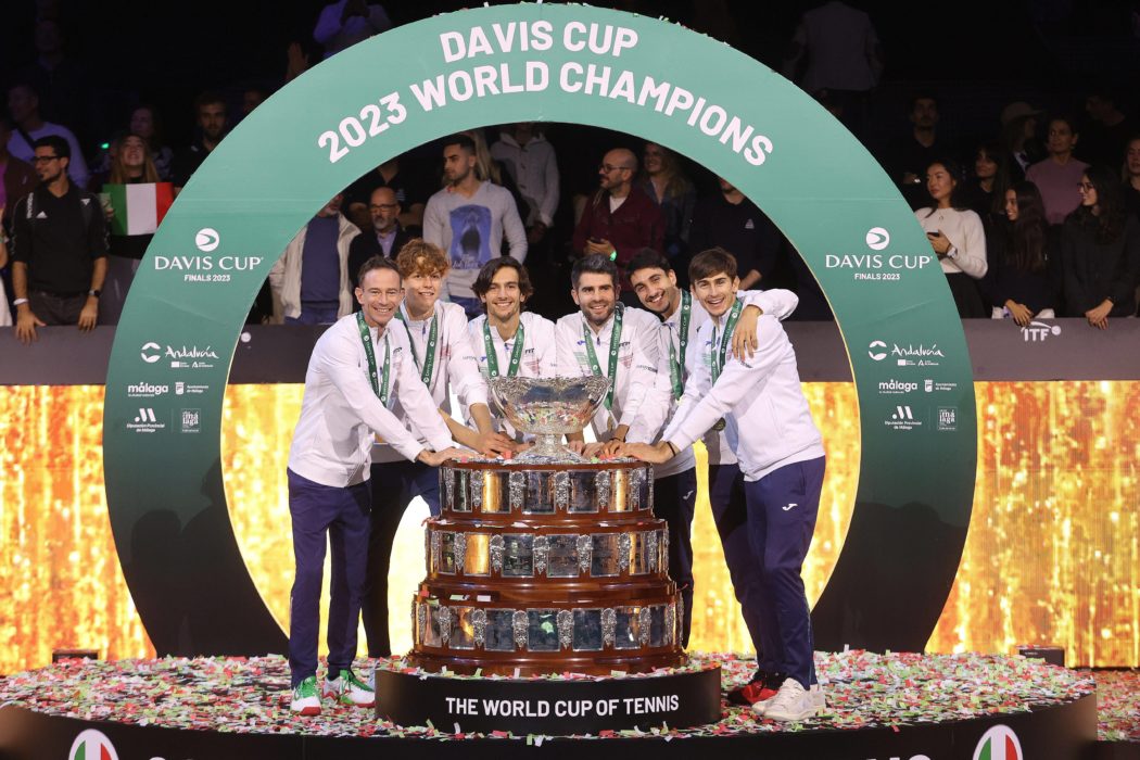 RECORD DATE NOT STATED November 26, 2023 (Malaga) Jannik Sinner shouts forza Italy and raises the second Davis Cup of hi