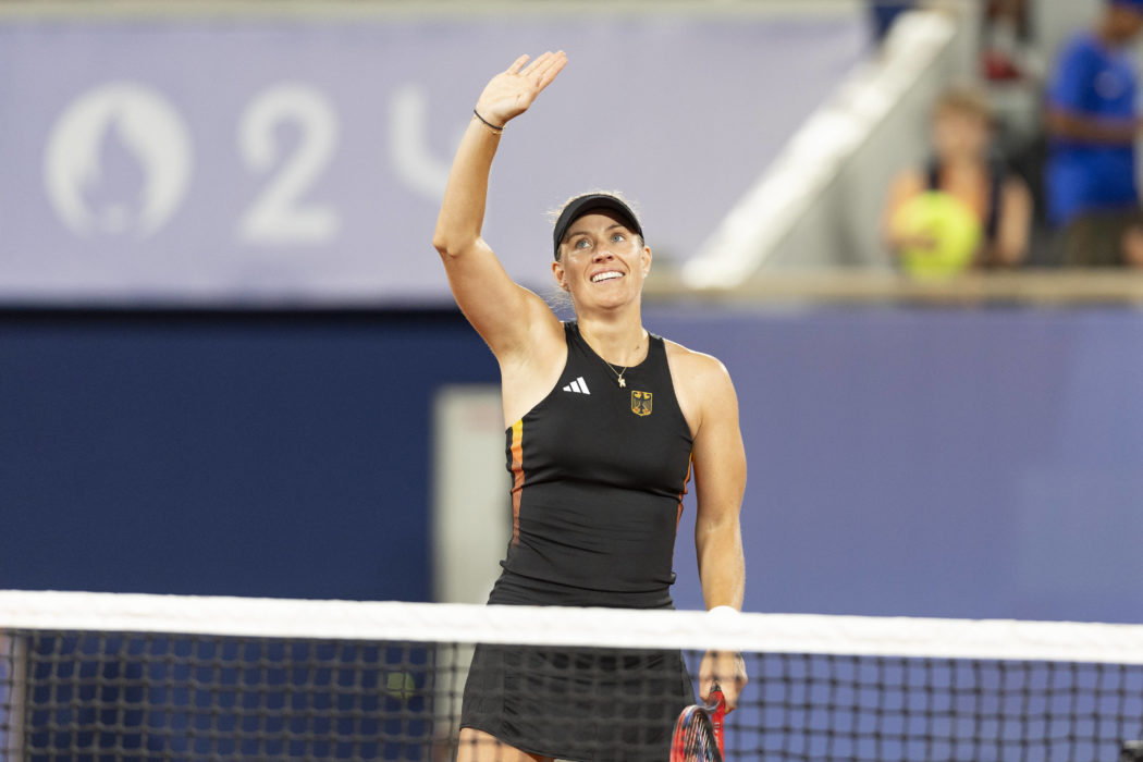 Angelique KERBER (GER) freut sich ueber ihren Sieg, winken, Freude, Lachen; Tennis Frauen Einzel Naomi Osaka (JPN) vs An