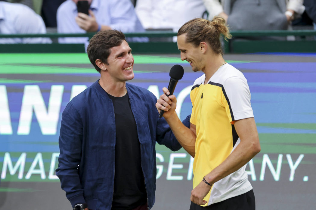 Mischa Zverev (ehemaliger Tennisprofi) und Alexander Zverev (Germany) unterhalten sich, TERRA WORTMANN Open 2024, Oscar