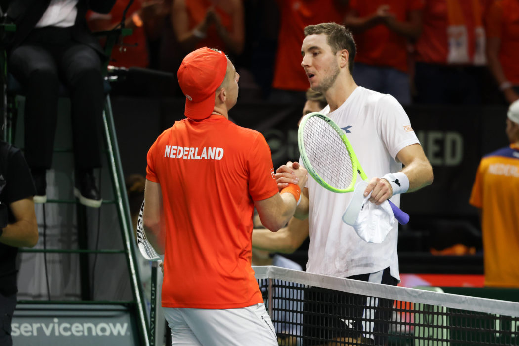 Jan-Lennard Struff (GER) gratuliert dem Sieger Tallon Griekspoor (NED), Davis Cup Finale 2024, Palacio de Deportes JosÃ