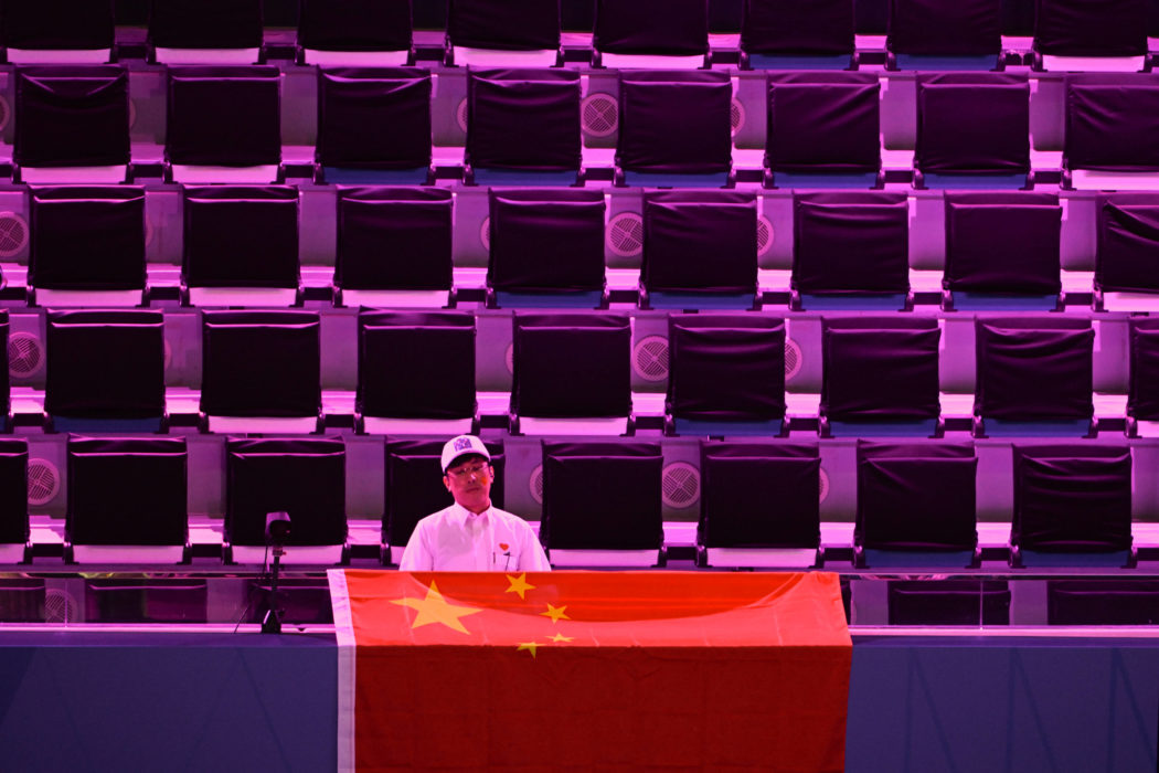 WTA, Tennis Damen Finals 2024 – Day 3 RIYADH, SAUDI ARABIA – NOVEMBER 04: A Chinese fan awaits Qinwen Zheng s match agai