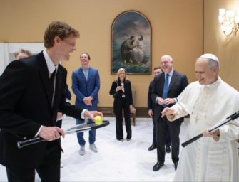 „Wollen Sie spielen?“: Sinner fordert bei Audienz Papst Leo XIV. zum Tennismatch heraus