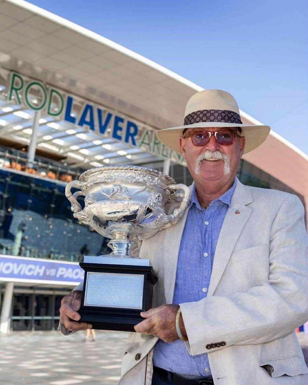 Edmonton mit dem Australian Open-Pokal.