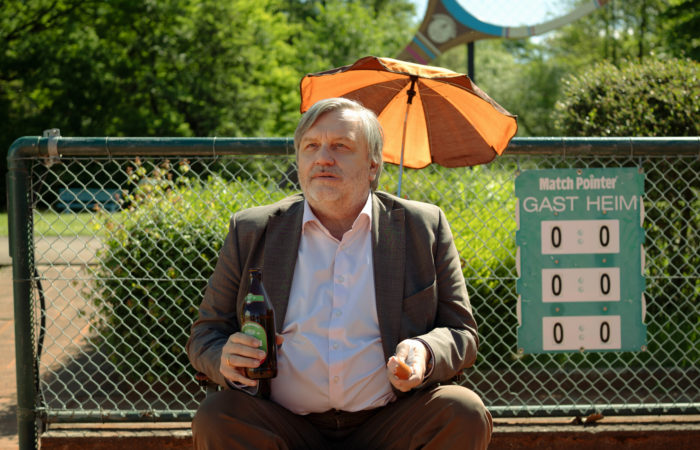 Tennis-Komödie „Extrawurst“: Die Trennlinie läuft durch den Club