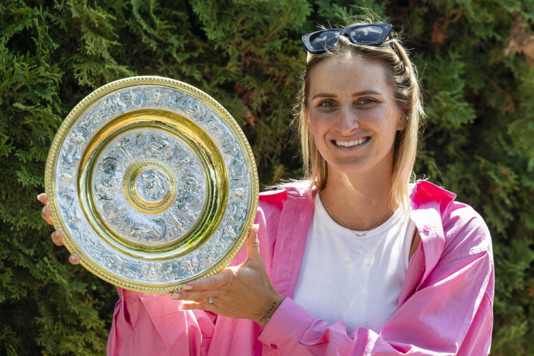 Sport Themen der Woche KW29 Sport Bilder des Tages Wimbledon champion 2023 Czech tennis player Marketa Vondrousova poses