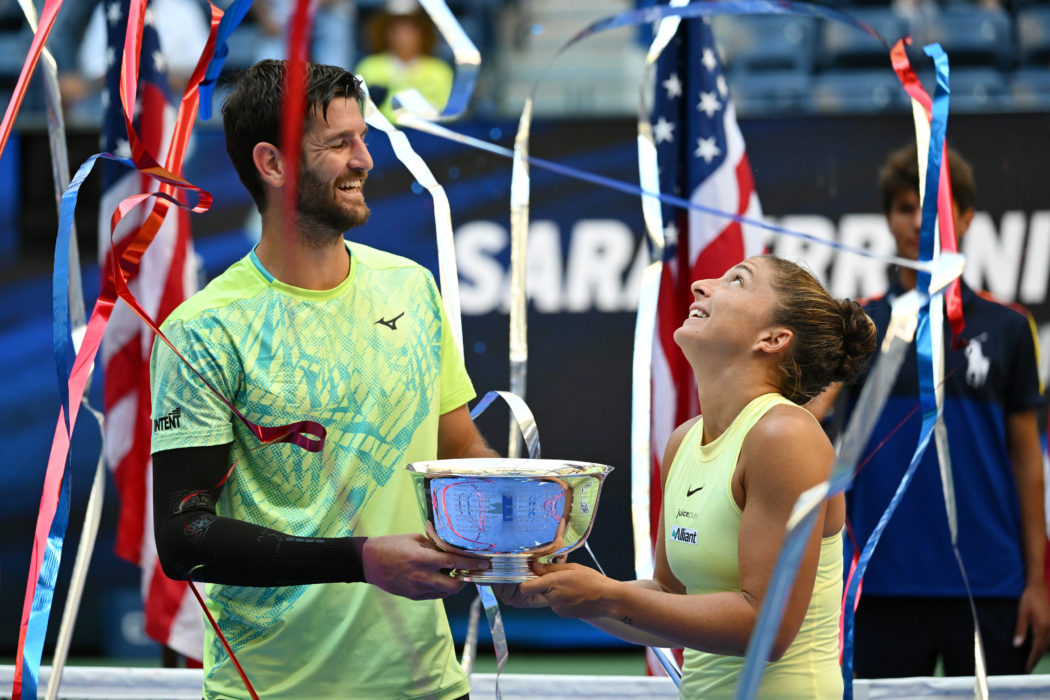 Sport Bilder des Tages (240906) — NEW YORK, Sept. 6, 2024 — Sara Errani and Andrea Vavassori (L) celebrate with the tr